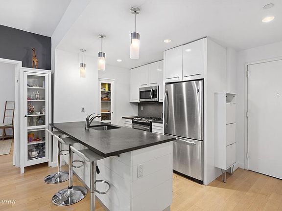 4th image of 517 W 46th St APT 202
