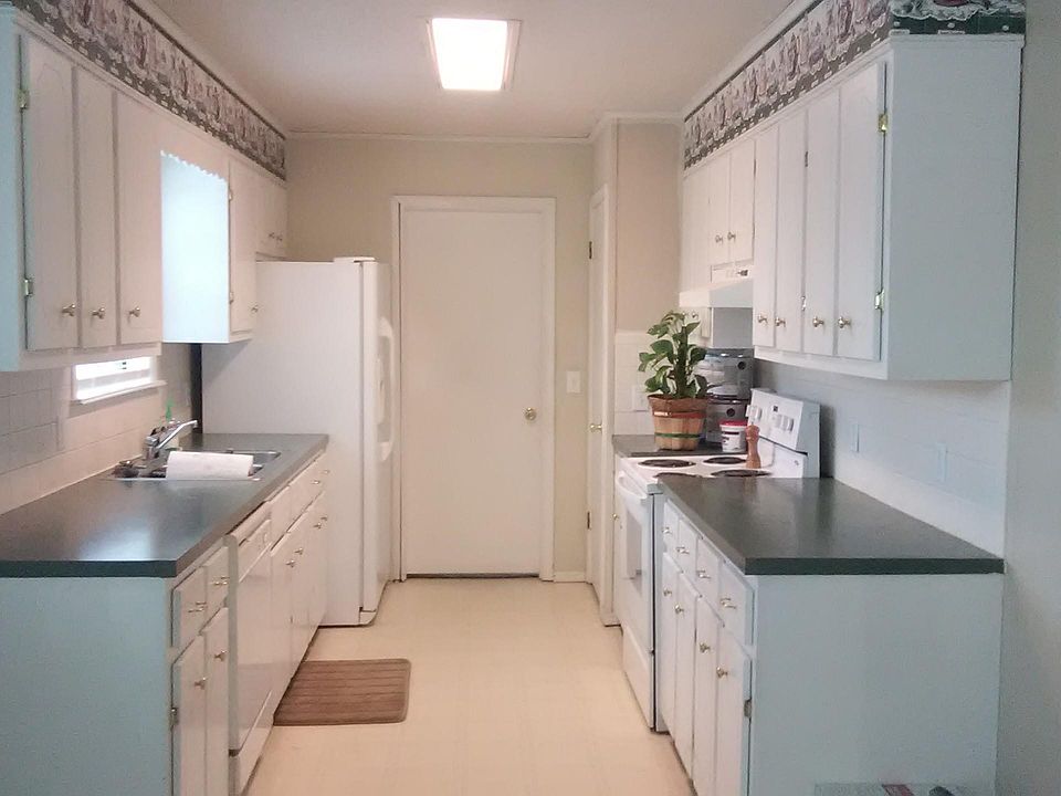 2nd image of 4 Sherwood Ln