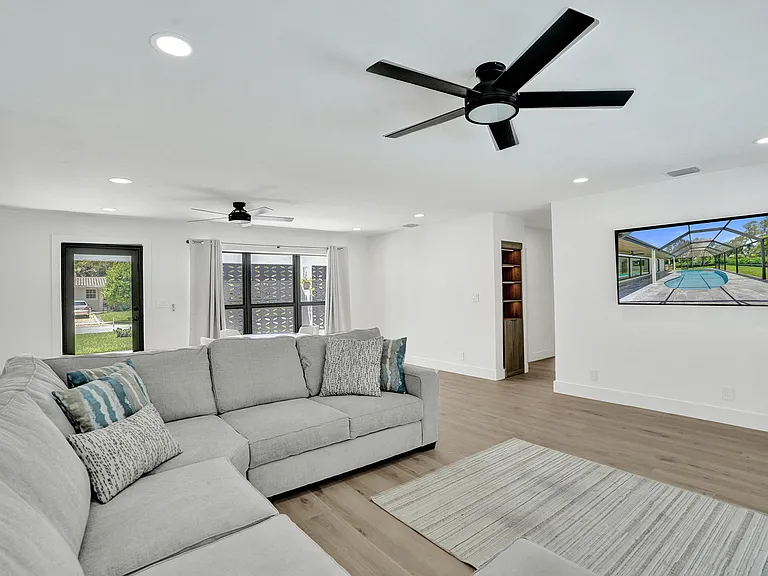 840 SW 3rd St — Photo 12