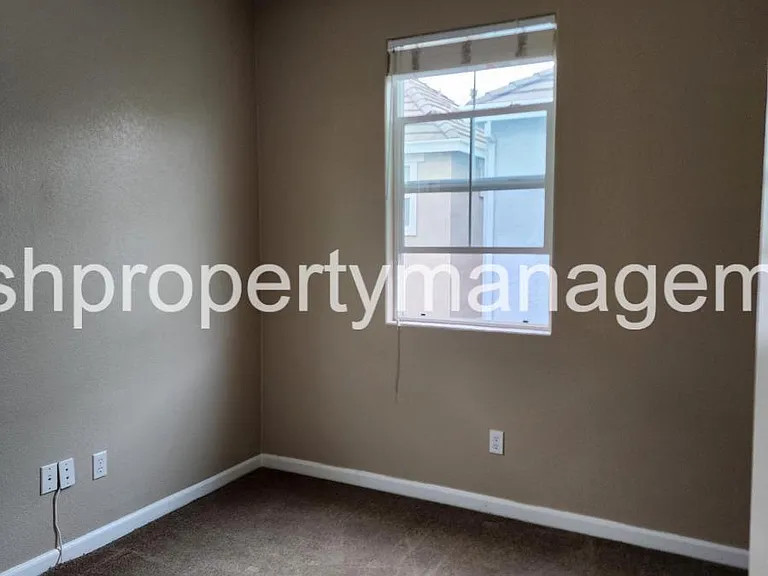 548 Navigator Dr — Photo 16
