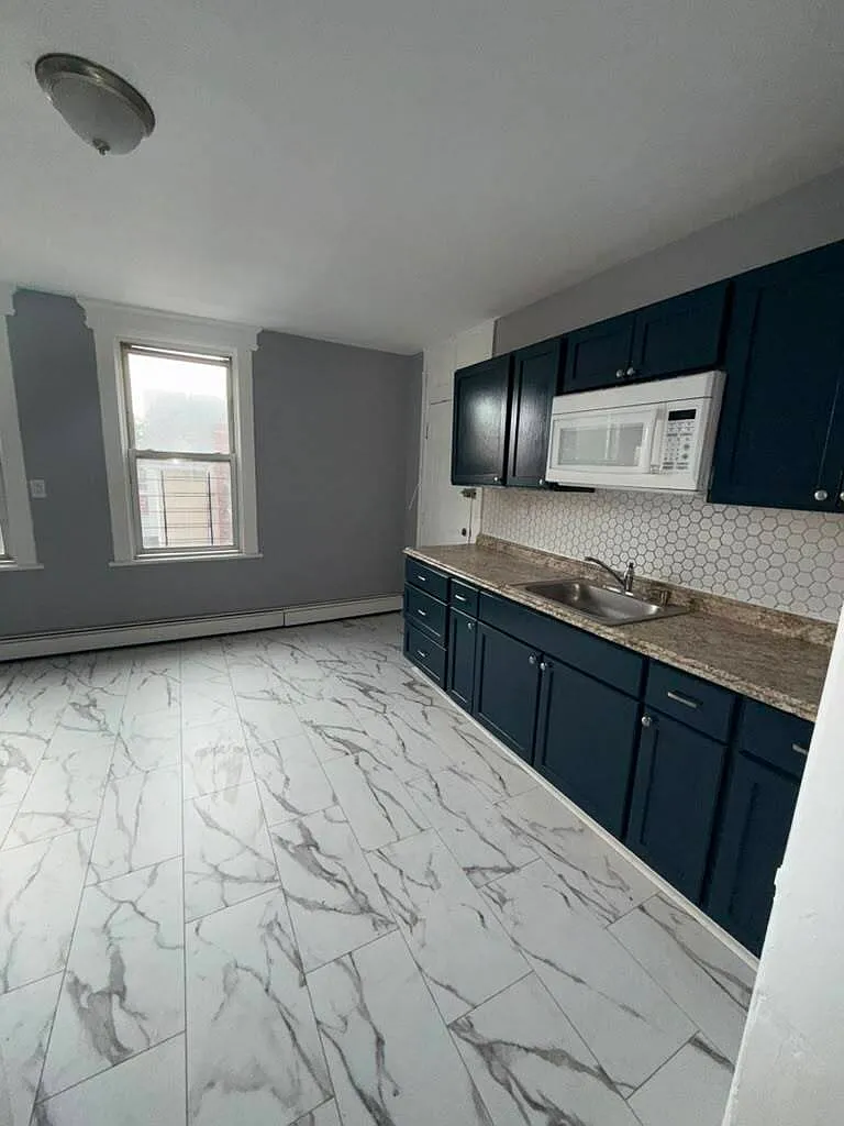 544 Grove St — Photo 3