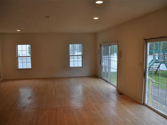3rd image of 39 Auden Ave #39