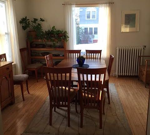 Dining Room: 13' x 14'