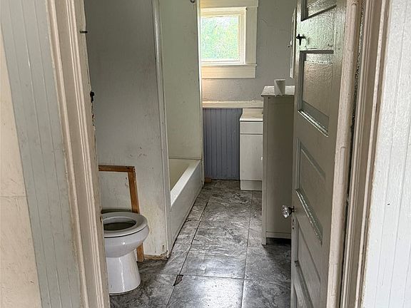 4th image of 1549 E 85th St