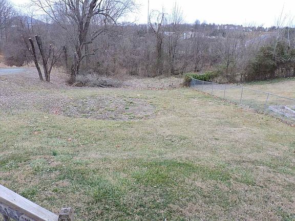 5th image of 75 Greenview Dr