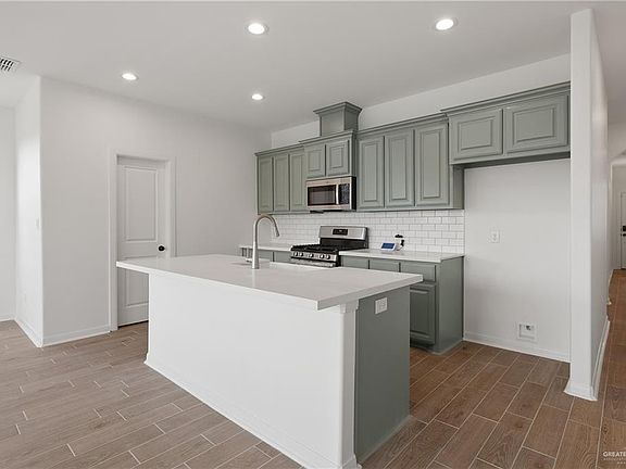 4th image of 2923 Blossom St