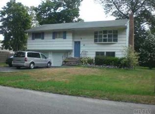 11 Eaton Pl, Dix Hills, NY 11746