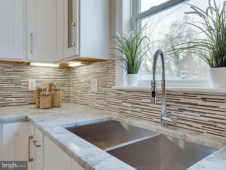 Chefs Kitchen, Quartzite island, Stainless, Appliances, Pantry, Overlooking dedicated back yard with parking