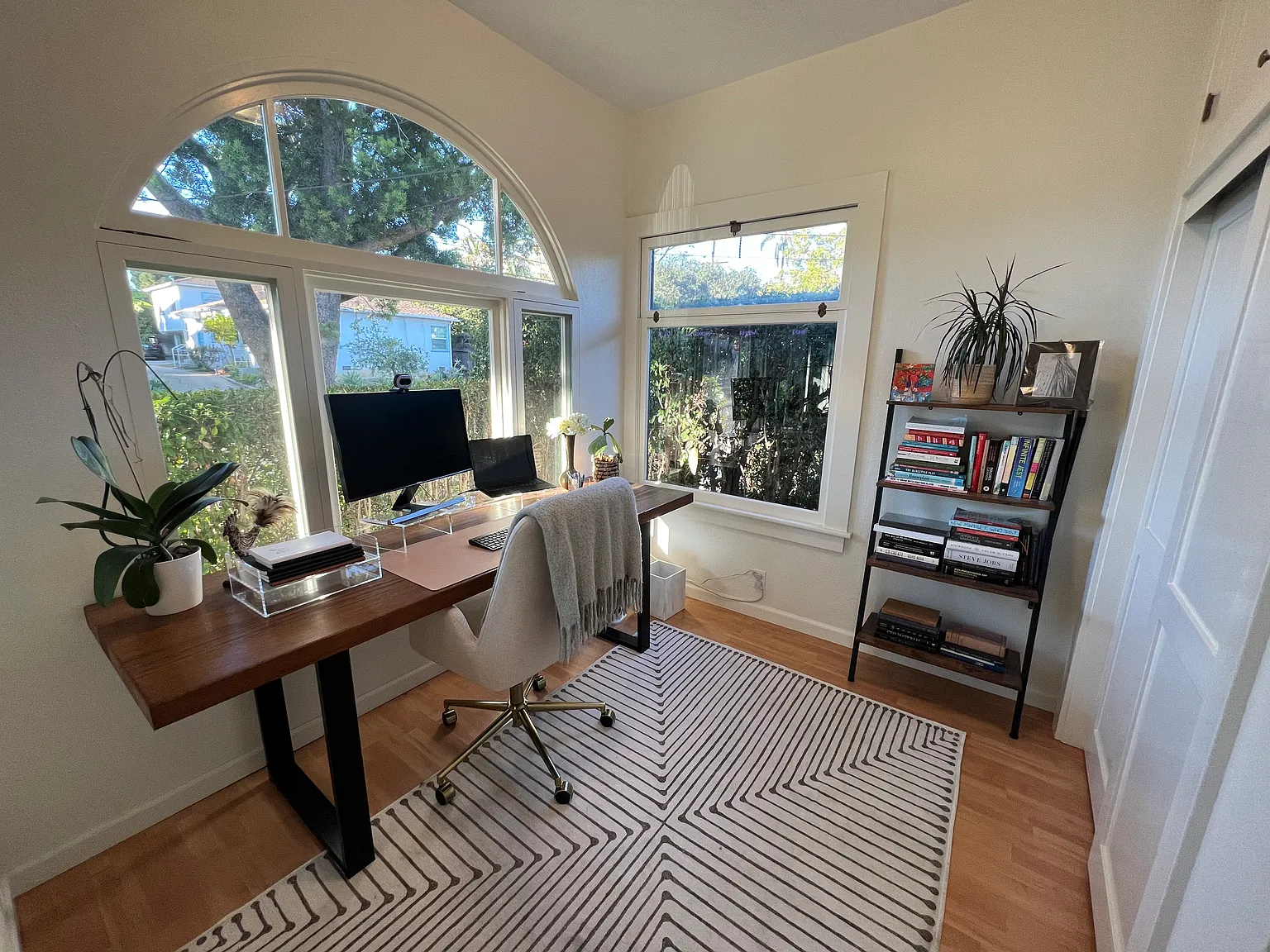 E Victoria St, Santa Barbara — Photo 4