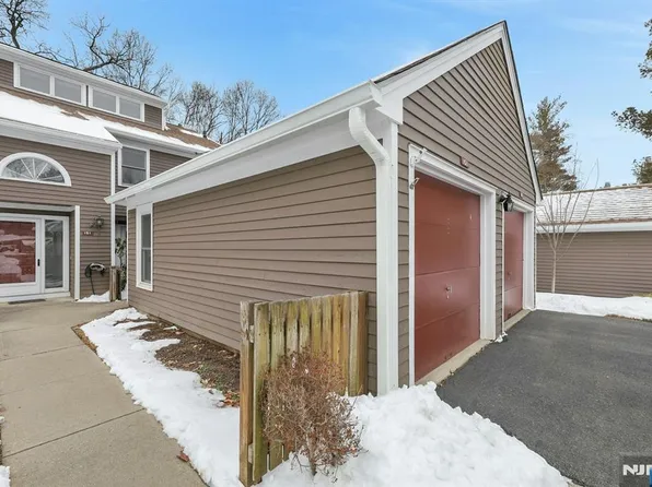 150 Old Woods Ct, Mahwah, NJ 07430