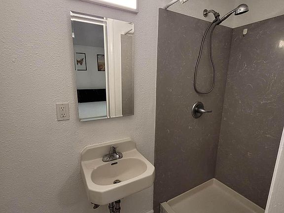 4th image of 896 Lausanne Ave #B
