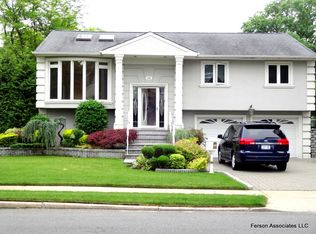 165 Old Courthouse Rd, Manhasset Hills, NY 11040