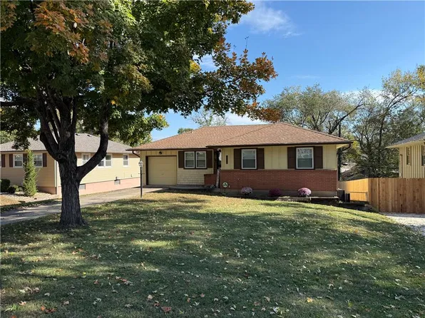 8207 Kenwood Ave, Kansas City, MO 64131