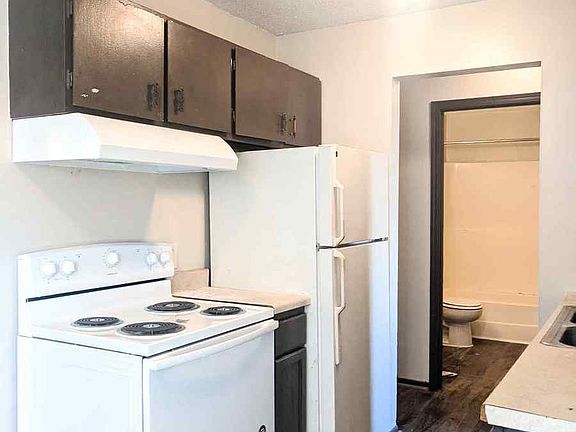 2nd image of 1077 Van Dyke St #104