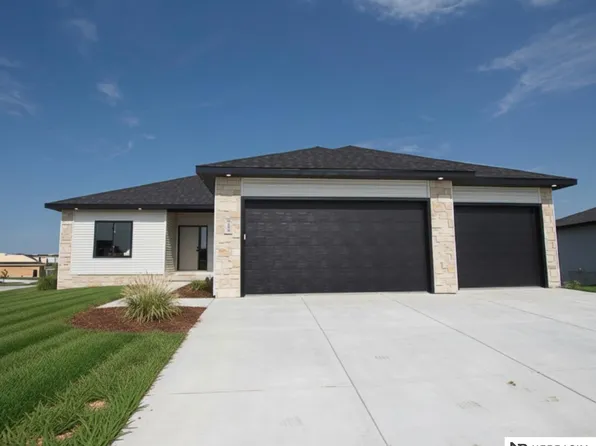 9400 Dalton Dr, Lincoln, NE 68516