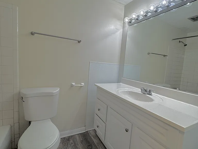 415 Grandin Ave #B — Photo 3