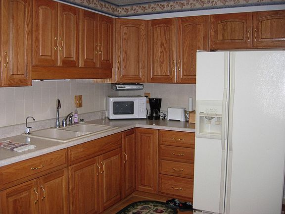 Kitchen - oak cabinets