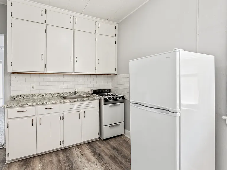 405 E 6th St #4 — Photo 7