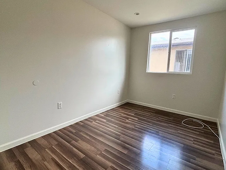 4020 Stevely Ave — Photo 12