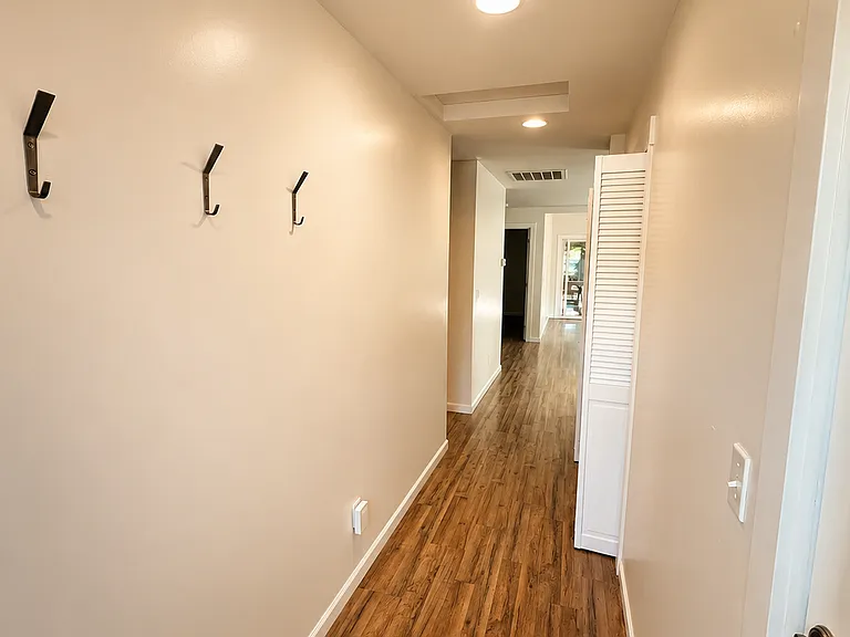 4310 SE 52nd Ave — Photo 2