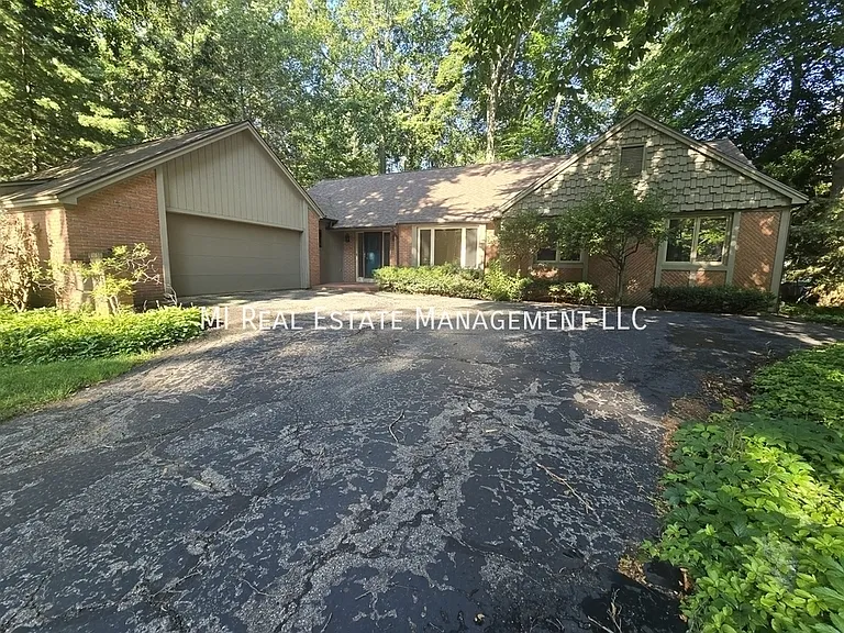 1268 Oakhampton Rd — Photo 2