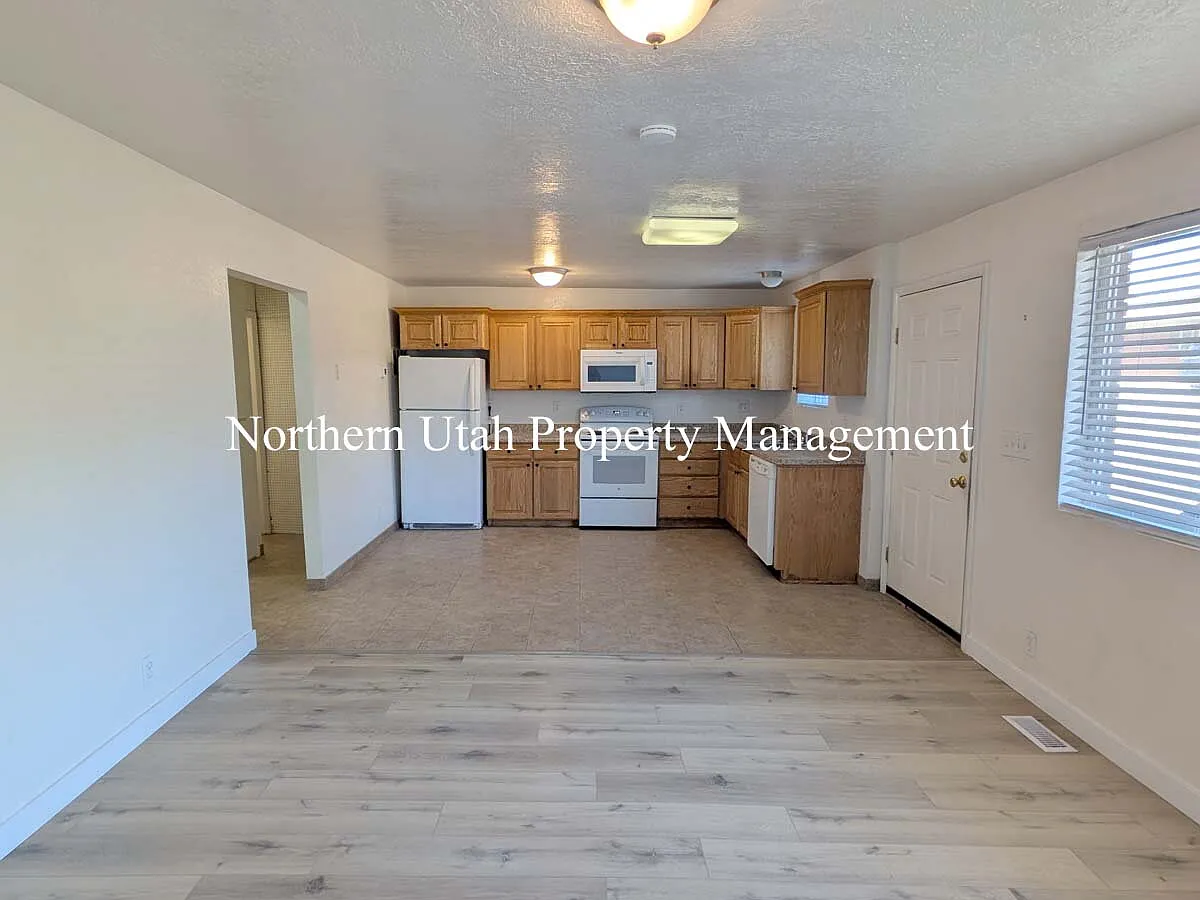 3 bed, 1.0 bath, 980 sqft, $1,350 — Photo 3