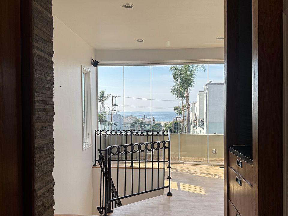 2nd floor view from coming out of one of the bedrooms.