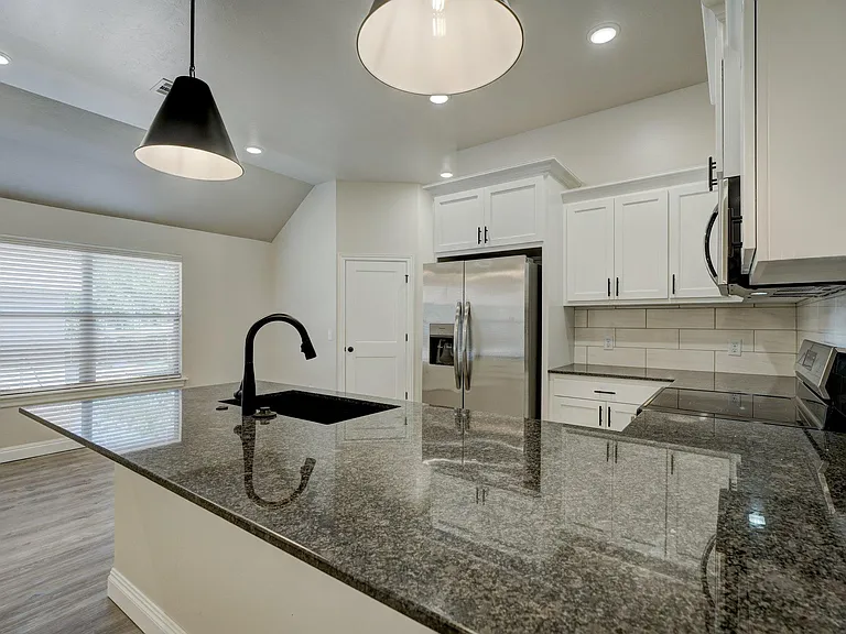 213 W Thatcher St — Photo 8