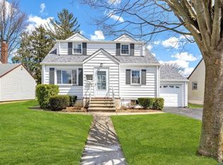 3-11 Pickett Pl, Fair Lawn, NJ 07410