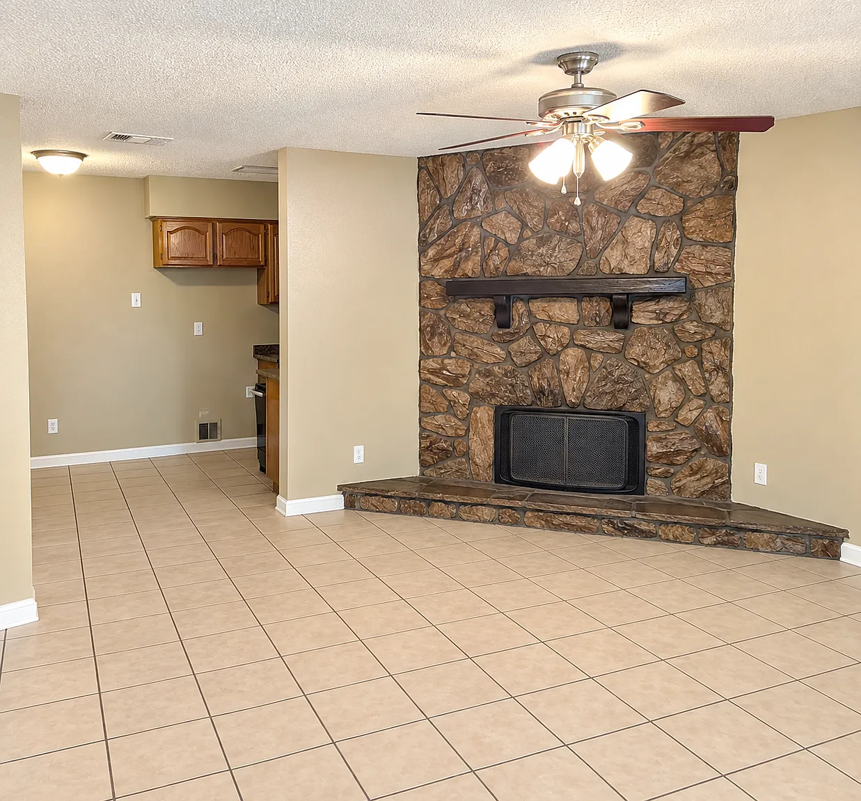 3 bed, 1902 sqft, $1,800 — Photo 2