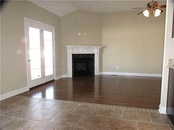 4th image of 693 Richards Dr