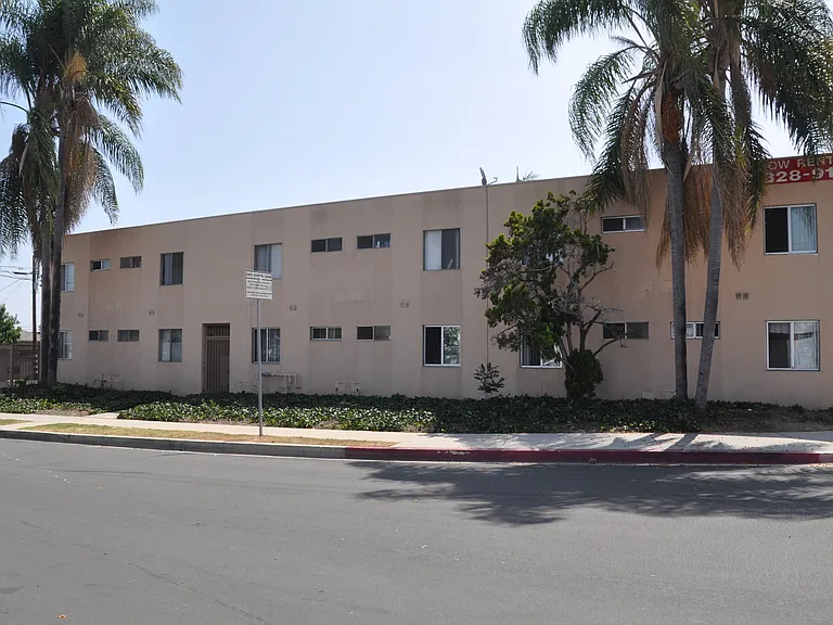 Royal Palms Apartments — Photo 8