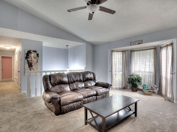 2nd image of 3021 Oak Mont Dr