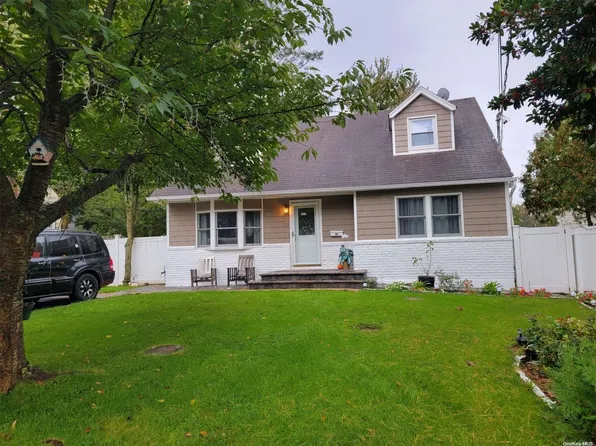 15 Nathan Place, Huntington Station, NY 11746