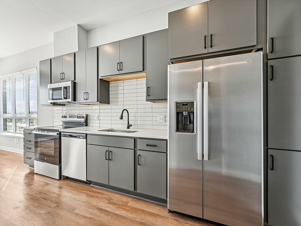 Midpoint East - Kitchen