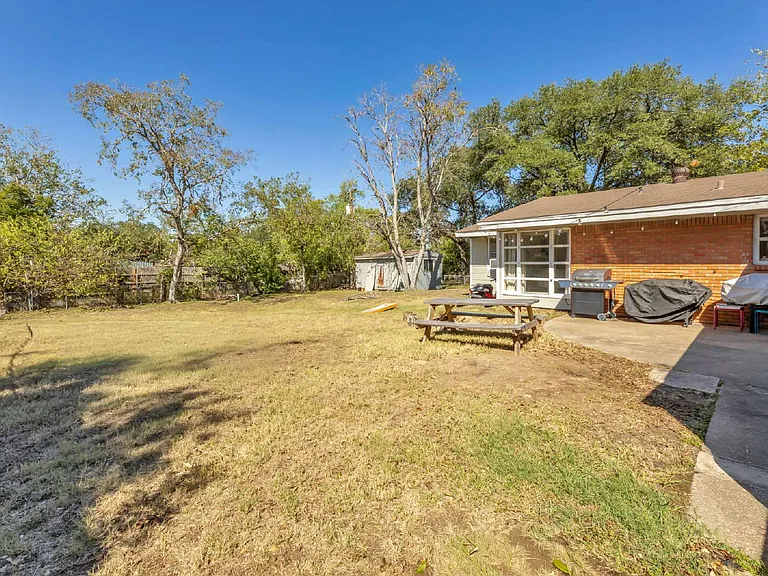 520 Helena St — Photo 24