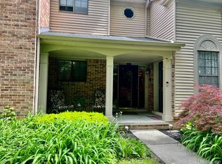 29577 Pine Ridge Cir, Farmington, MI 48331