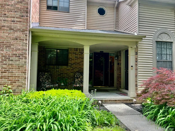29577 Pine Ridge Cir, Farmington, MI 48331