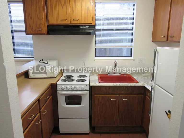 469 Sandercock St #C — Photo 2