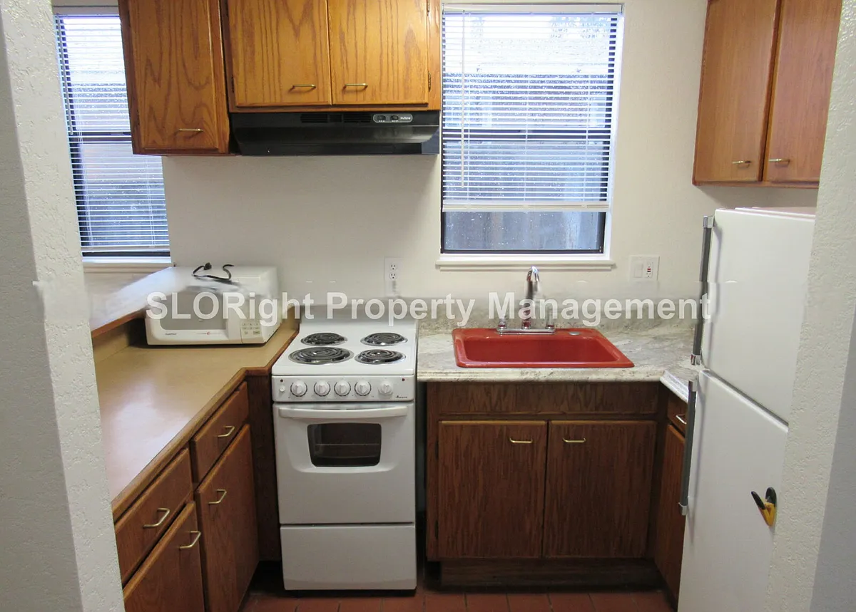 Building Photo - 469 Sandercock St #C