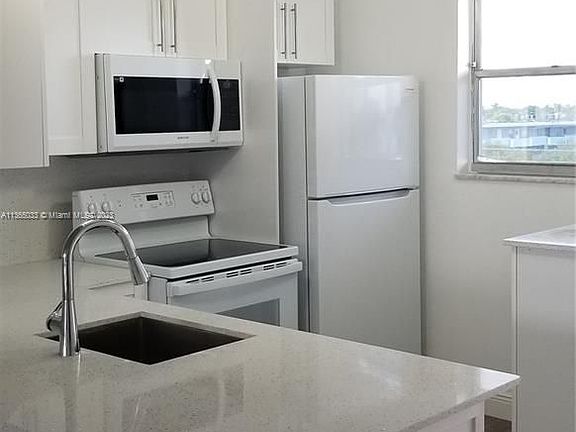 2nd image of 1700 NE 191st St APT 507