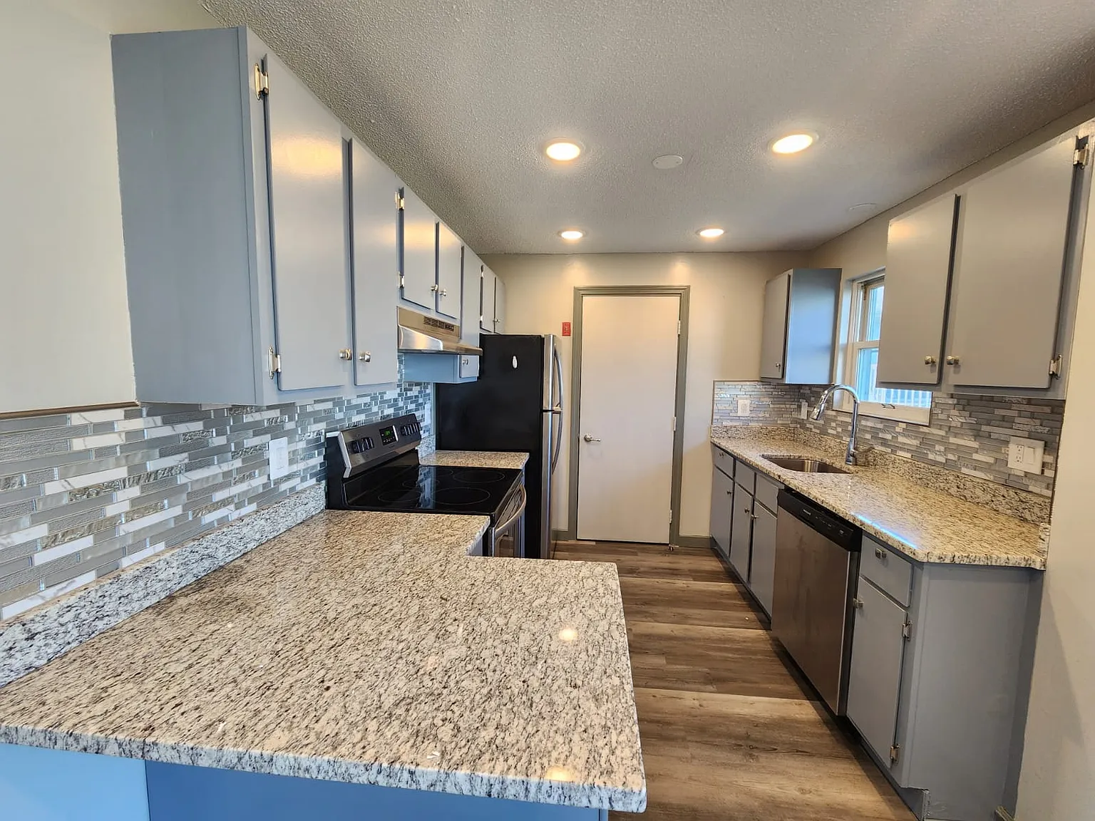 1 bed, 700 sqft, $1,600 — Photo 2