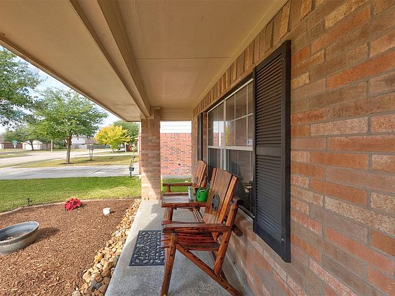 Lovely front porch perfect for sitting in the morning reading a book and enjoying coffee or and evening winding down with a soft drink