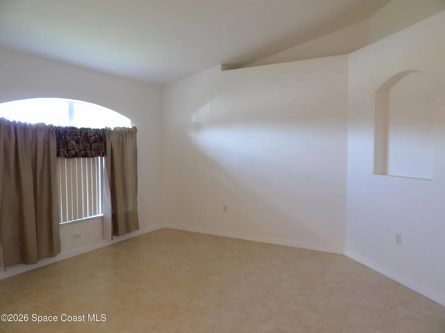 3 bed, 2.0 bath, 2173 sqft, $2,200 — Photo 2