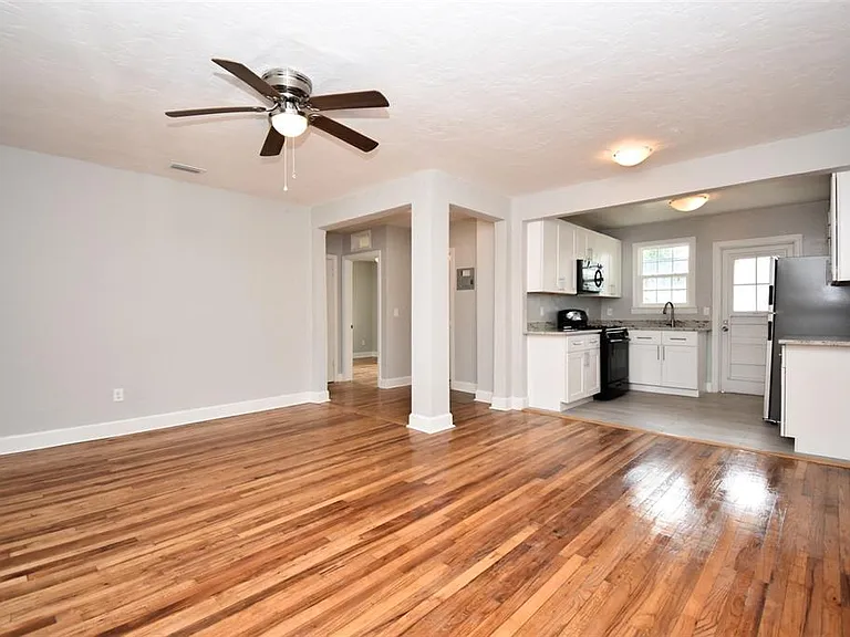 1028 NE 3rd Ave — Photo 2