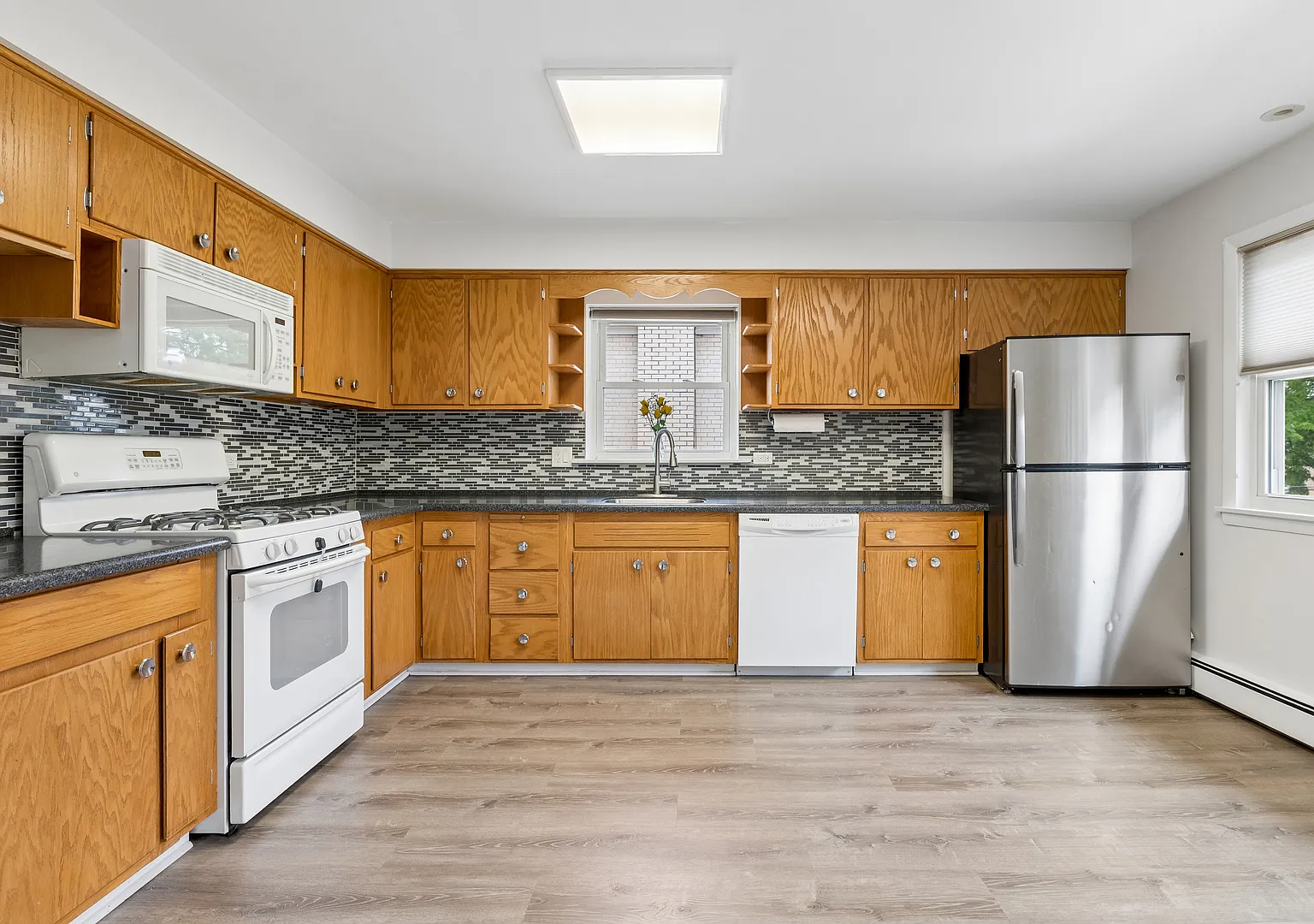 3 bed, 1117 sqft, $2,400 — Photo 2