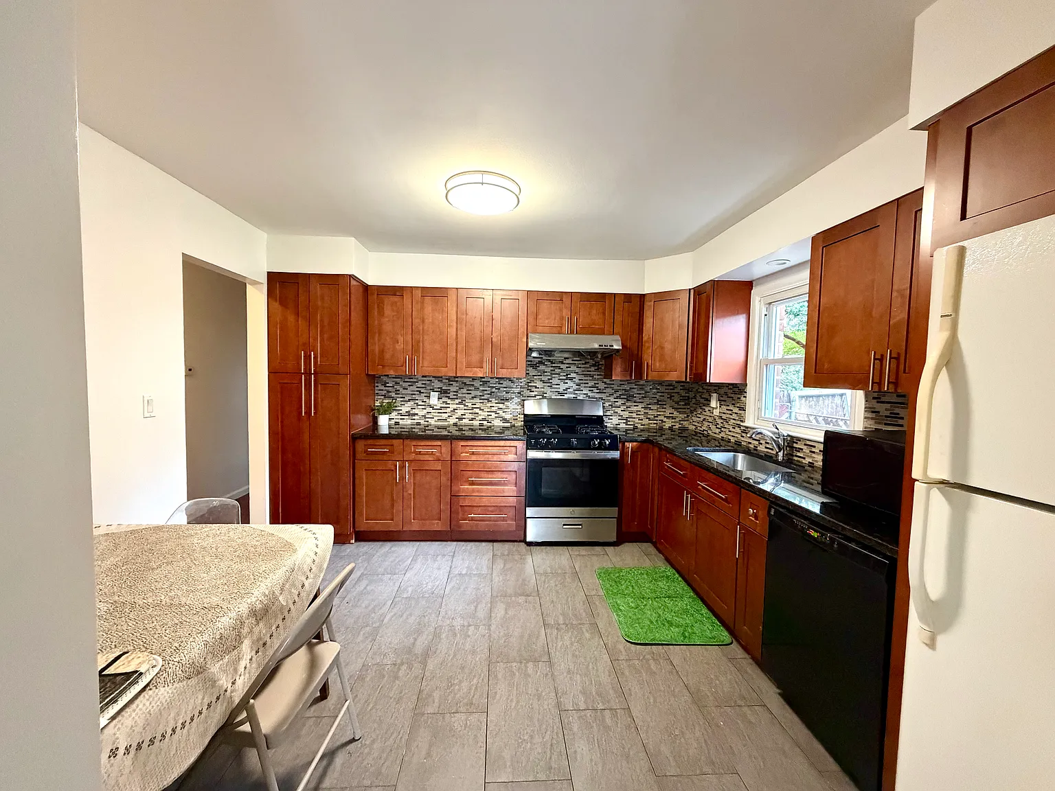 4 bed, 1325 sqft, $3,900 — Photo 3