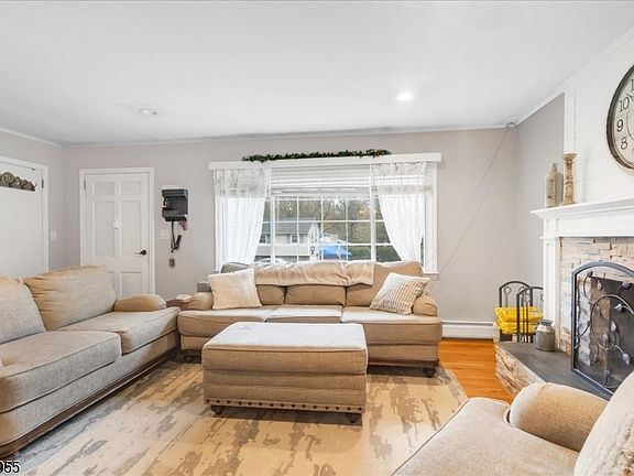 3rd image of 1 Sanders Ct
