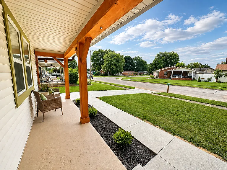1002 Irving Dr — Photo 2