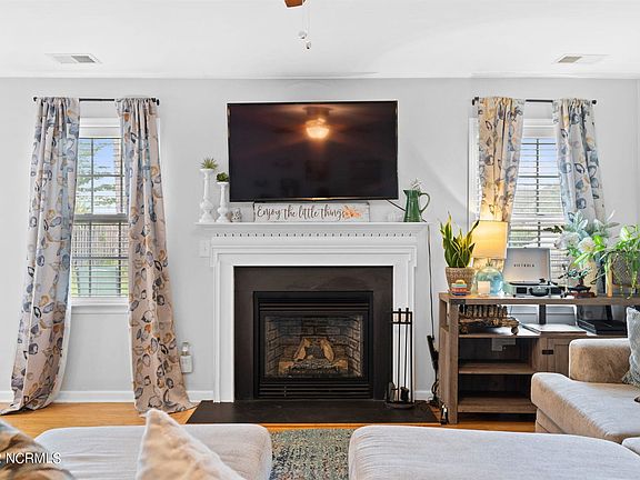 5th image of 1002 Dayton Ct